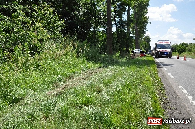 Zdjęcie w galerii na portalu naszraciborz.pl: Passat podczas wyprzedzania wypadł z drogi Babice-Markowice wiadomości z regionu