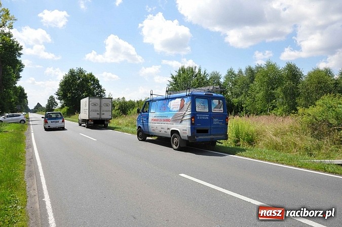 Zdjęcie w galerii na portalu naszraciborz.pl: Passat podczas wyprzedzania wypadł z drogi Babice-Markowice wiadomości z regionu