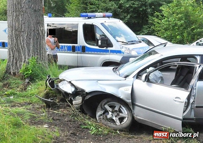 Zdjęcie w galerii na portalu naszraciborz.pl: Passat podczas wyprzedzania wypadł z drogi Babice-Markowice wiadomości z regionu