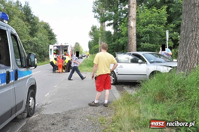 Zdjęcie w galerii na portalu naszraciborz.pl: Passat podczas wyprzedzania wypadł z drogi Babice-Markowice wiadomości z regionu