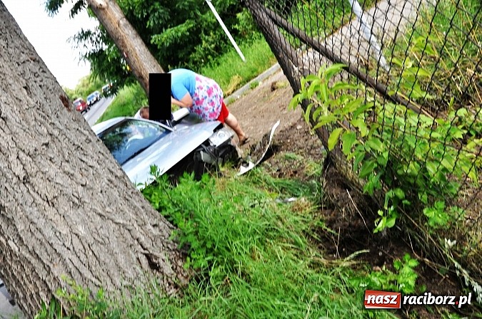 Zdjęcie w galerii na portalu naszraciborz.pl: Passat podczas wyprzedzania wypadł z drogi Babice-Markowice wiadomości z regionu