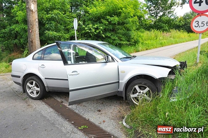 Zdjęcie w galerii na portalu naszraciborz.pl: Passat podczas wyprzedzania wypadł z drogi Babice-Markowice wiadomości z regionu