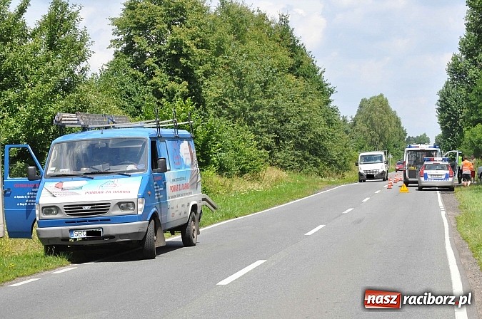 Zdjęcie w galerii na portalu naszraciborz.pl: Passat podczas wyprzedzania wypadł z drogi Babice-Markowice wiadomości z regionu