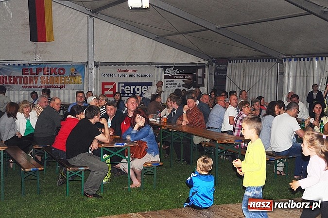 Zdjęcie w galerii na portalu naszraciborz.pl: Naprz&oacute;d Borucin z pucharem burmistrza wiadomości z regionu