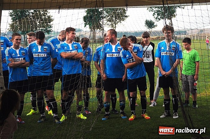 Zdjęcie w galerii na portalu naszraciborz.pl: Naprz&oacute;d Borucin z pucharem burmistrza wiadomości z regionu