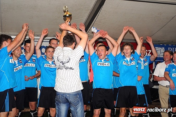 Zdjęcie w galerii na portalu naszraciborz.pl: Naprz&oacute;d Borucin z pucharem burmistrza wiadomości z regionu