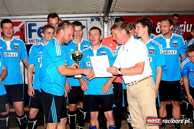 Zdjęcie w galerii na portalu naszraciborz.pl: Naprz&oacute;d Borucin z pucharem burmistrza wiadomości z regionu