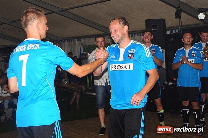 Zdjęcie w galerii na portalu naszraciborz.pl: Naprz&oacute;d Borucin z pucharem burmistrza wiadomości z regionu