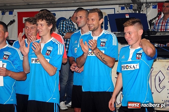 Zdjęcie w galerii na portalu naszraciborz.pl: Naprz&oacute;d Borucin z pucharem burmistrza wiadomości z regionu