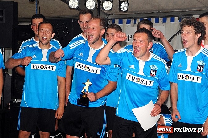 Zdjęcie w galerii na portalu naszraciborz.pl: Naprz&oacute;d Borucin z pucharem burmistrza wiadomości z regionu