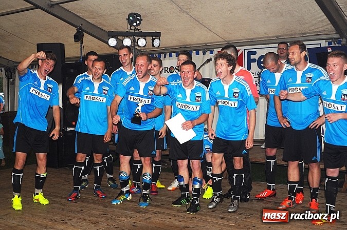 Zdjęcie w galerii na portalu naszraciborz.pl: Naprz&oacute;d Borucin z pucharem burmistrza wiadomości z regionu