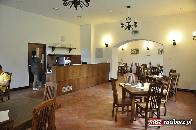 Zdjęcie w galerii na portalu naszraciborz.pl: Bezowa chmurka z białą czekoladą w starym opactwie w Rudach wiadomości z regionu