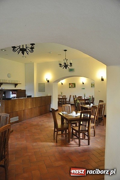 Zdjęcie w galerii na portalu naszraciborz.pl: Bezowa chmurka z białą czekoladą w starym opactwie w Rudach wiadomości z regionu