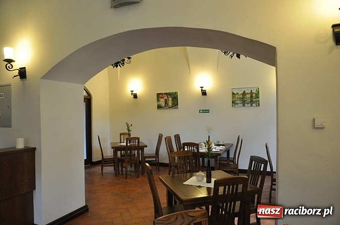 Zdjęcie w galerii na portalu naszraciborz.pl: Bezowa chmurka z białą czekoladą w starym opactwie w Rudach wiadomości z regionu