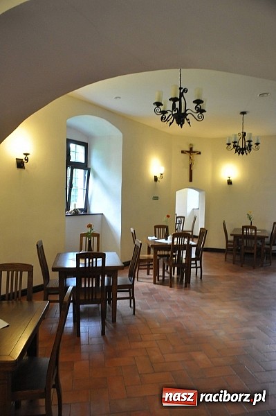 Zdjęcie w galerii na portalu naszraciborz.pl: Bezowa chmurka z białą czekoladą w starym opactwie w Rudach wiadomości z regionu