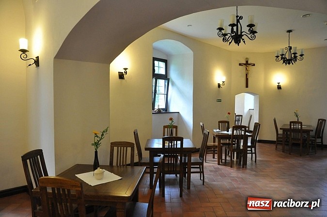 Zdjęcie w galerii na portalu naszraciborz.pl: Bezowa chmurka z białą czekoladą w starym opactwie w Rudach wiadomości z regionu