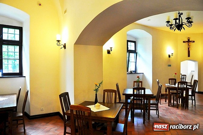 Zdjęcie w galerii na portalu naszraciborz.pl: Bezowa chmurka z białą czekoladą w starym opactwie w Rudach wiadomości z regionu