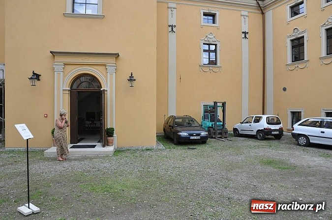 Zdjęcie w galerii na portalu naszraciborz.pl: Bezowa chmurka z białą czekoladą w starym opactwie w Rudach wiadomości z regionu