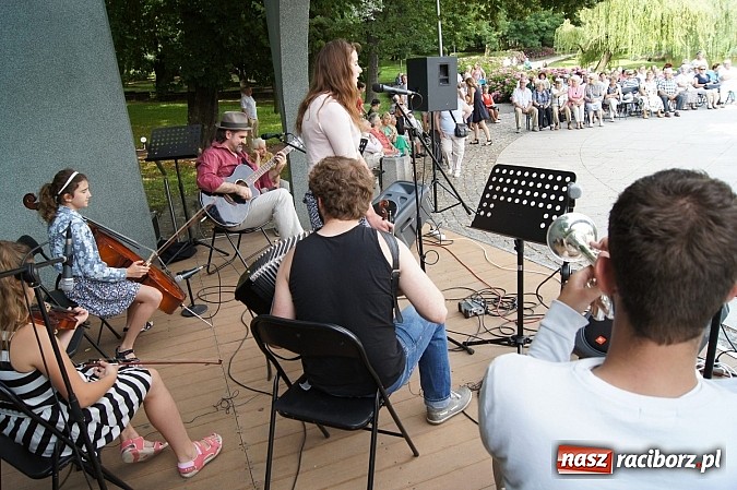 Zdjęcie w galerii na portalu naszraciborz.pl: Kapela Kaziuka wystąpiła dla raciborzan w Parku Roth wiadomości z regionu