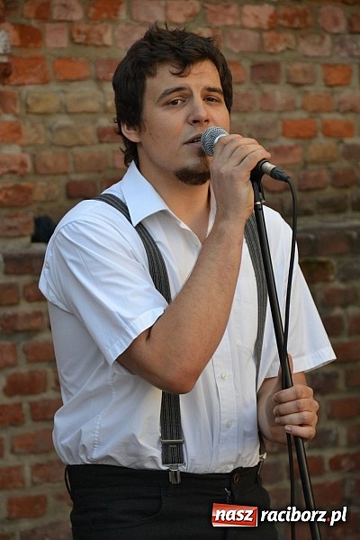 Zdjęcie w galerii na portalu naszraciborz.pl: Piosenki czar, czyli recitale młodych artyst&oacute;w na dziedzińcu Zamku Piastowskiego wiadomości z regionu