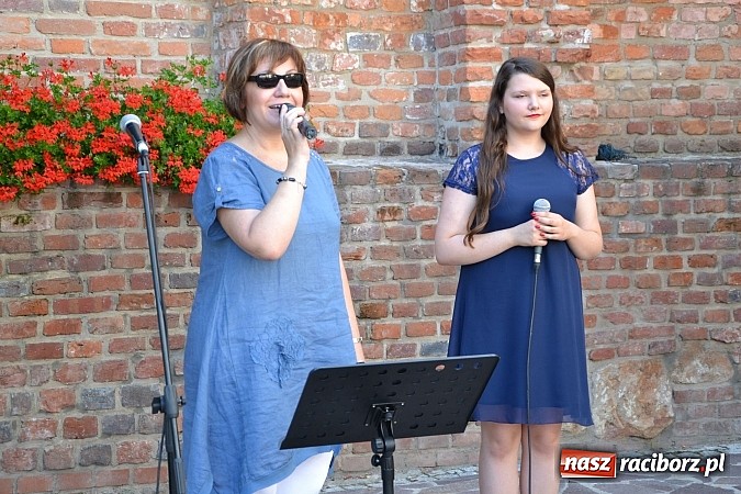 Zdjęcie w galerii na portalu naszraciborz.pl: Piosenki czar, czyli recitale młodych artyst&oacute;w na dziedzińcu Zamku Piastowskiego wiadomości z regionu