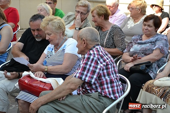 Zdjęcie w galerii na portalu naszraciborz.pl: Piosenki czar, czyli recitale młodych artyst&oacute;w na dziedzińcu Zamku Piastowskiego wiadomości z regionu