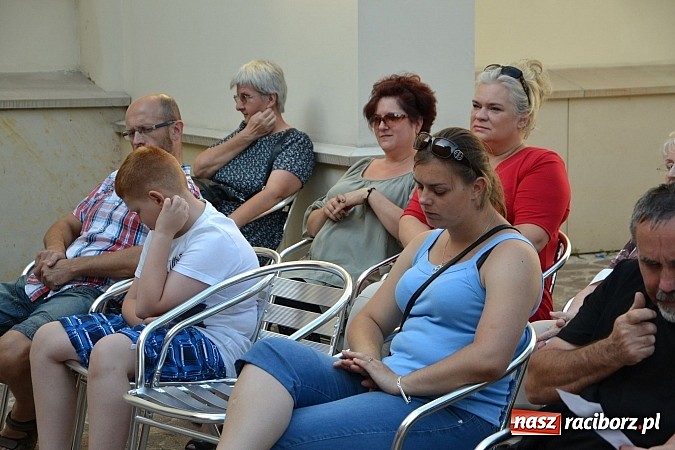 Zdjęcie w galerii na portalu naszraciborz.pl: Piosenki czar, czyli recitale młodych artyst&oacute;w na dziedzińcu Zamku Piastowskiego wiadomości z regionu