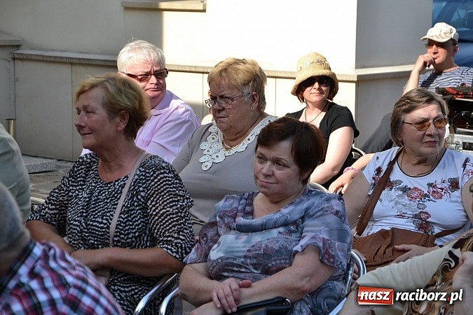 Zdjęcie w galerii na portalu naszraciborz.pl: Piosenki czar, czyli recitale młodych artyst&oacute;w na dziedzińcu Zamku Piastowskiego wiadomości z regionu