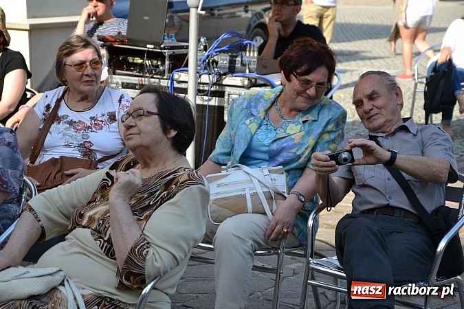 Zdjęcie w galerii na portalu naszraciborz.pl: Piosenki czar, czyli recitale młodych artyst&oacute;w na dziedzińcu Zamku Piastowskiego wiadomości z regionu