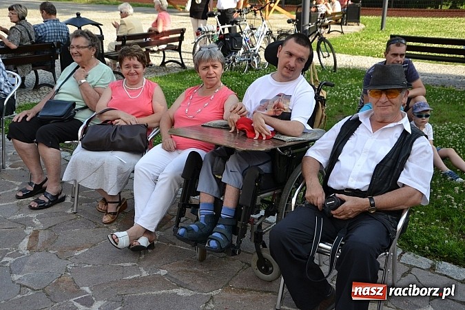 Zdjęcie w galerii na portalu naszraciborz.pl: Piosenki czar, czyli recitale młodych artyst&oacute;w na dziedzińcu Zamku Piastowskiego wiadomości z regionu