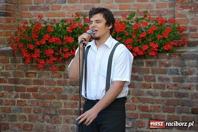 Zdjęcie w galerii na portalu naszraciborz.pl: Piosenki czar, czyli recitale młodych artyst&oacute;w na dziedzińcu Zamku Piastowskiego wiadomości z regionu