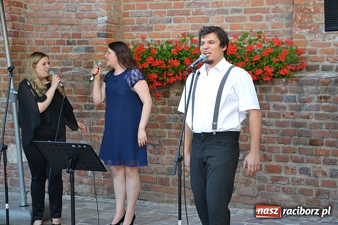Zdjęcie w galerii na portalu naszraciborz.pl: Piosenki czar, czyli recitale młodych artyst&oacute;w na dziedzińcu Zamku Piastowskiego wiadomości z regionu