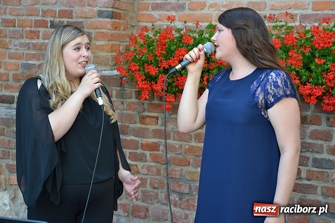 Zdjęcie w galerii na portalu naszraciborz.pl: Piosenki czar, czyli recitale młodych artyst&oacute;w na dziedzińcu Zamku Piastowskiego wiadomości z regionu