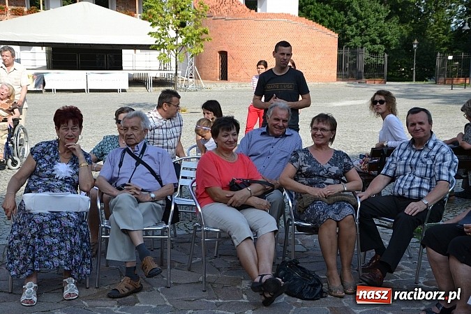 Zdjęcie w galerii na portalu naszraciborz.pl: Piosenki czar, czyli recitale młodych artyst&oacute;w na dziedzińcu Zamku Piastowskiego wiadomości z regionu