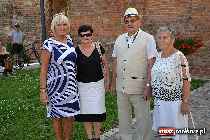 Zdjęcie w galerii na portalu naszraciborz.pl: Piosenki czar, czyli recitale młodych artyst&oacute;w na dziedzińcu Zamku Piastowskiego wiadomości z regionu