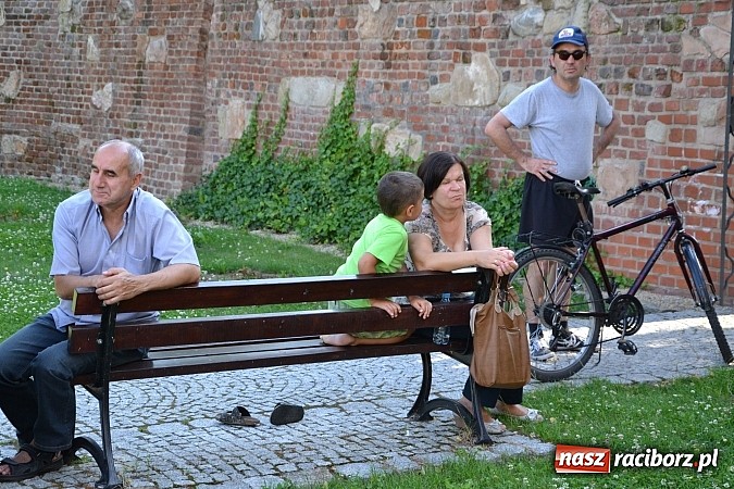 Zdjęcie w galerii na portalu naszraciborz.pl: Piosenki czar, czyli recitale młodych artyst&oacute;w na dziedzińcu Zamku Piastowskiego wiadomości z regionu