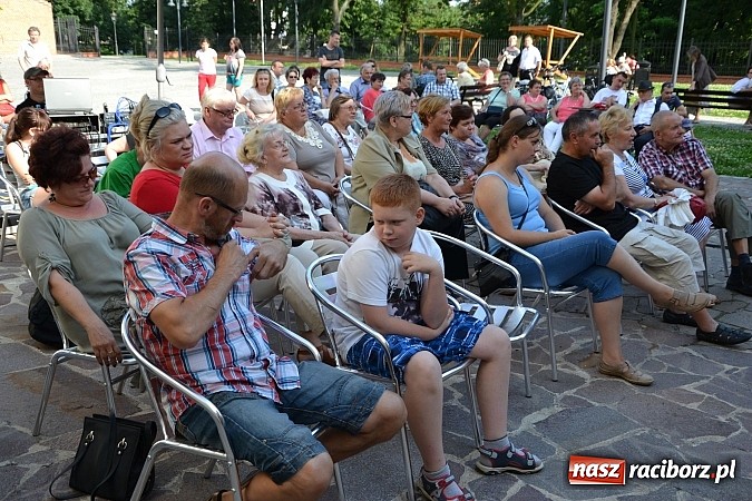 Zdjęcie w galerii na portalu naszraciborz.pl: Piosenki czar, czyli recitale młodych artyst&oacute;w na dziedzińcu Zamku Piastowskiego wiadomości z regionu