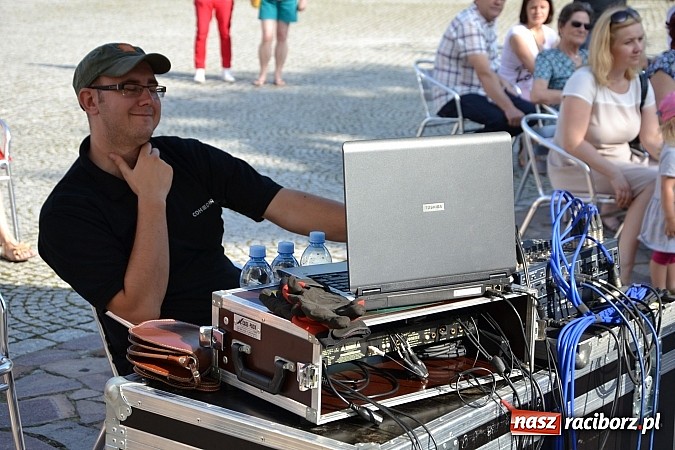 Zdjęcie w galerii na portalu naszraciborz.pl: Piosenki czar, czyli recitale młodych artyst&oacute;w na dziedzińcu Zamku Piastowskiego wiadomości z regionu