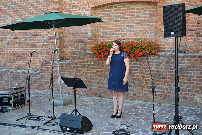 Zdjęcie w galerii na portalu naszraciborz.pl: Piosenki czar, czyli recitale młodych artyst&oacute;w na dziedzińcu Zamku Piastowskiego wiadomości z regionu