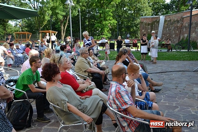 Zdjęcie w galerii na portalu naszraciborz.pl: Piosenki czar, czyli recitale młodych artyst&oacute;w na dziedzińcu Zamku Piastowskiego wiadomości z regionu