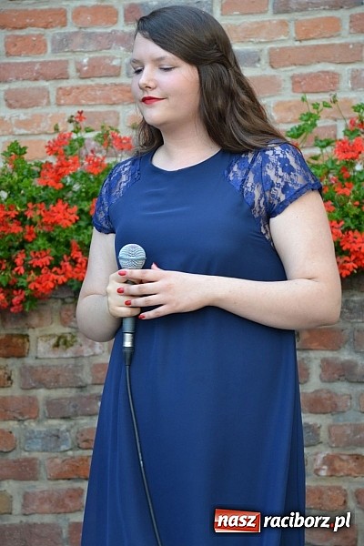 Zdjęcie w galerii na portalu naszraciborz.pl: Piosenki czar, czyli recitale młodych artyst&oacute;w na dziedzińcu Zamku Piastowskiego wiadomości z regionu