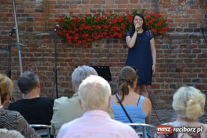 Zdjęcie w galerii na portalu naszraciborz.pl: Piosenki czar, czyli recitale młodych artyst&oacute;w na dziedzińcu Zamku Piastowskiego wiadomości z regionu