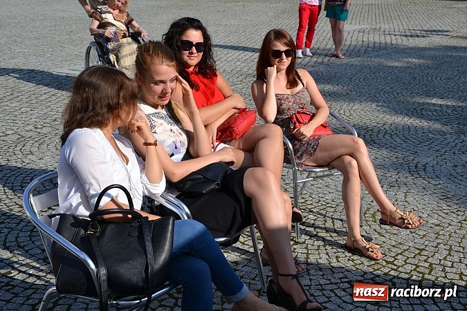 Zdjęcie w galerii na portalu naszraciborz.pl: Piosenki czar, czyli recitale młodych artyst&oacute;w na dziedzińcu Zamku Piastowskiego wiadomości z regionu
