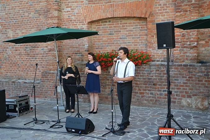 Zdjęcie w galerii na portalu naszraciborz.pl: Piosenki czar, czyli recitale młodych artyst&oacute;w na dziedzińcu Zamku Piastowskiego wiadomości z regionu