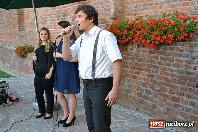 Zdjęcie w galerii na portalu naszraciborz.pl: Piosenki czar, czyli recitale młodych artyst&oacute;w na dziedzińcu Zamku Piastowskiego wiadomości z regionu