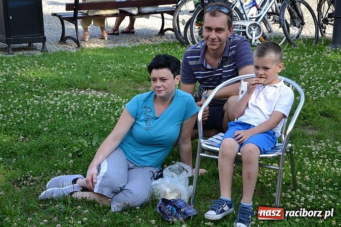 Zdjęcie w galerii na portalu naszraciborz.pl: Piosenki czar, czyli recitale młodych artyst&oacute;w na dziedzińcu Zamku Piastowskiego wiadomości z regionu