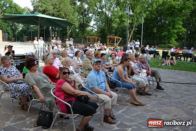 Zdjęcie w galerii na portalu naszraciborz.pl: Piosenki czar, czyli recitale młodych artyst&oacute;w na dziedzińcu Zamku Piastowskiego wiadomości z regionu