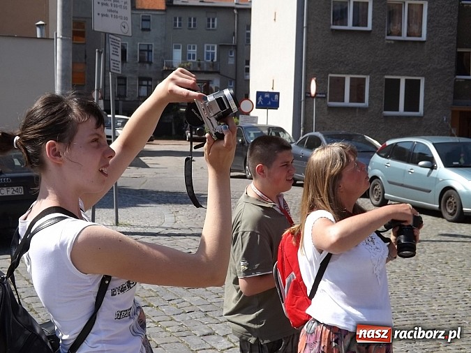 Zdjęcie w galerii na portalu naszraciborz.pl: Aparat fotograficzny to nie karabin maszynowy wiadomości z regionu