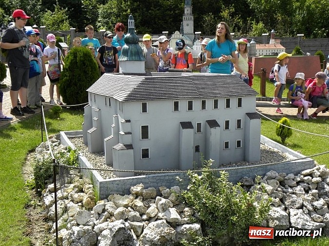 Zdjęcie w galerii na portalu naszraciborz.pl: MiPBP: Szlakiem Orlich Gniazd - wycieczka do Ogrodzieńca i Parku Miniatur wiadomości z regionu