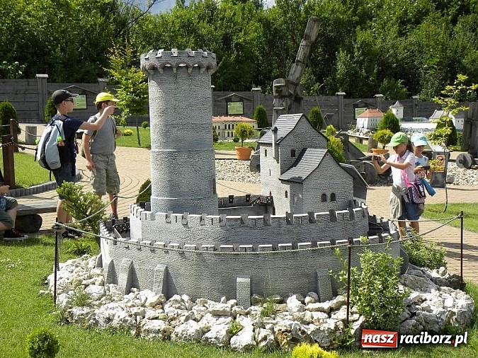 Zdjęcie w galerii na portalu naszraciborz.pl: MiPBP: Szlakiem Orlich Gniazd - wycieczka do Ogrodzieńca i Parku Miniatur wiadomości z regionu